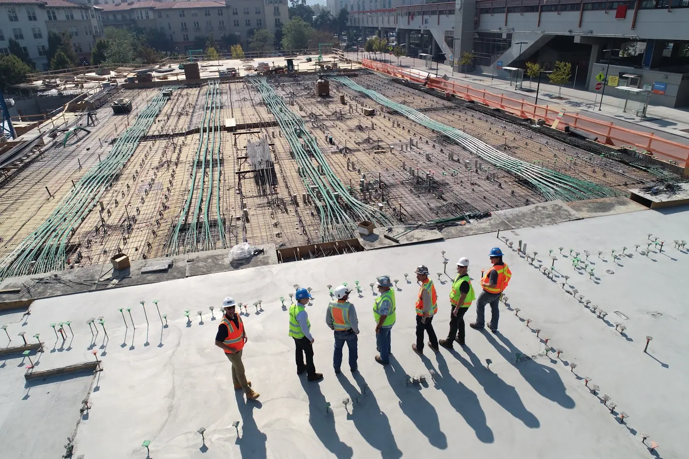 传统建筑工地与3D打印建筑工地对比