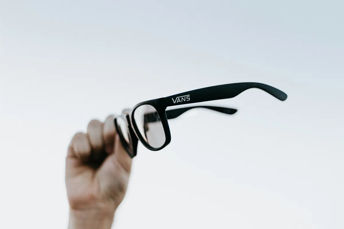 当 $2,195 成为「可穿戴」的门槛：Snap Specs 的定价困境与 AR 眼镜的设计民主化悖论