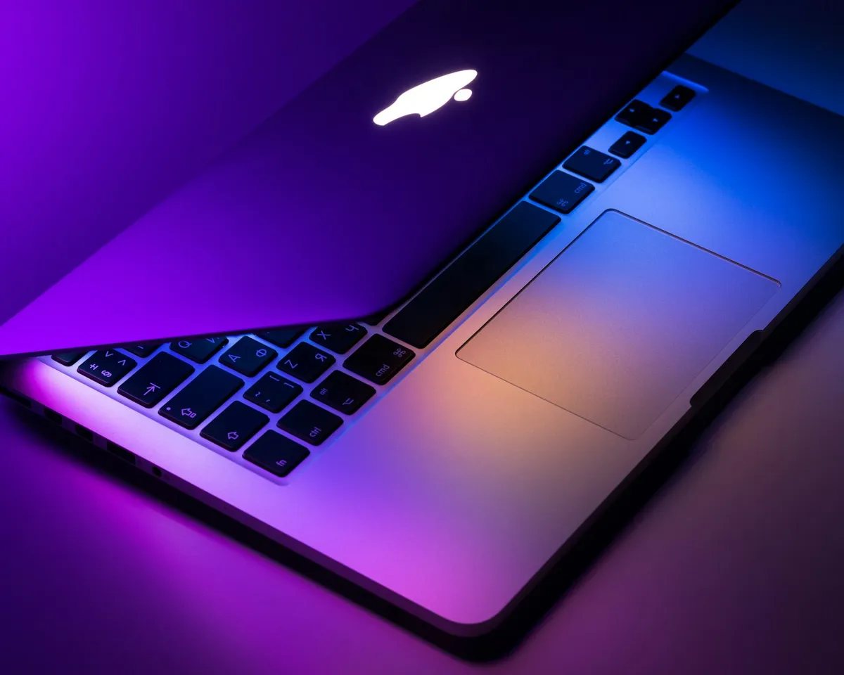 当Apple终于允许触摸：MacBook Ultra的OLED触屏如何终结15年的设计固执
